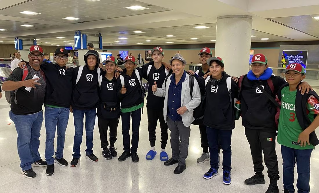 El famoso actor Rob Schneider le invitó la cena a equipo juvenil mexicano de beisbol