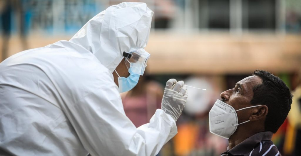 Casos de Covid globales aumentan 80% este verano; muertes van a la baja