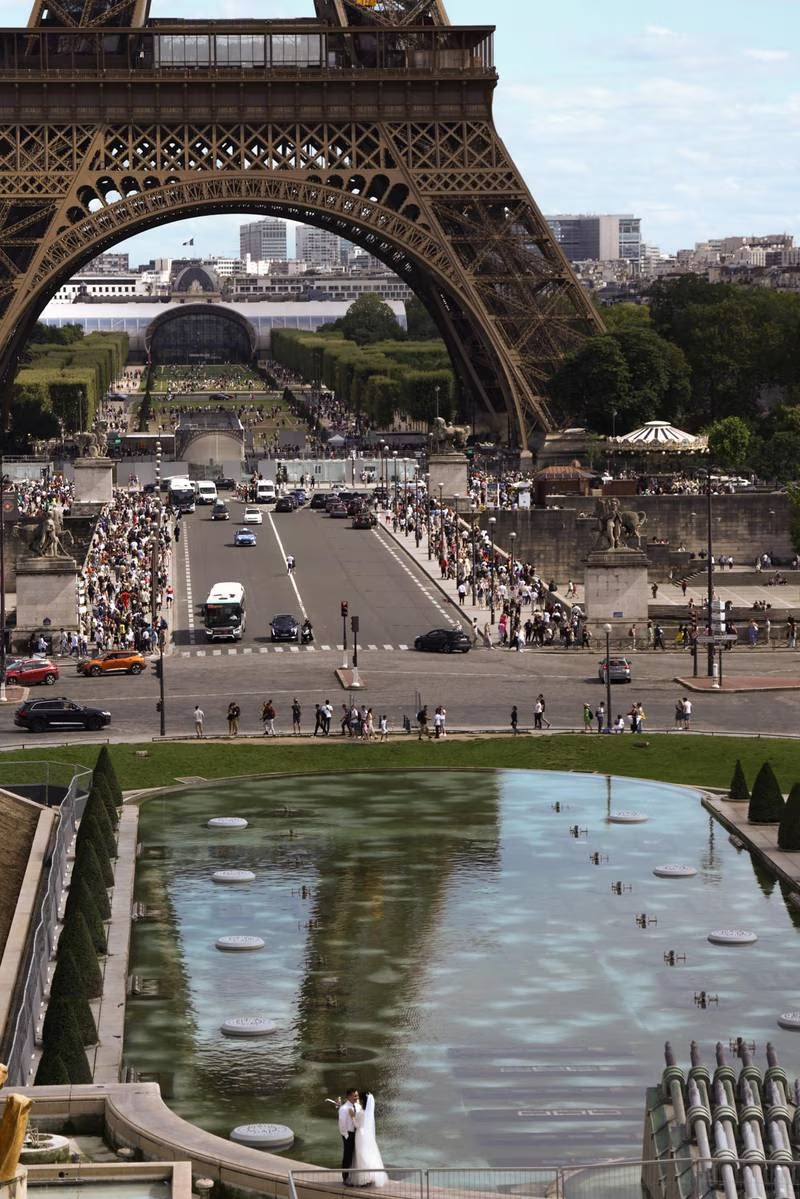 Evacúan la Torre Eiffel y sus alrededores por alerta de bomba