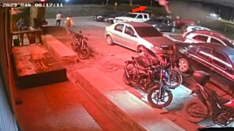 Choca y muere al salir disparado de su auto en EU