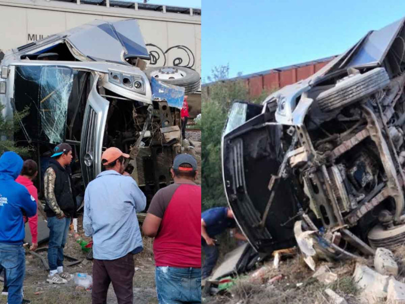 Tren impacta a un autobús de pasajeros en Querétaro; reportan 11 personas heridas