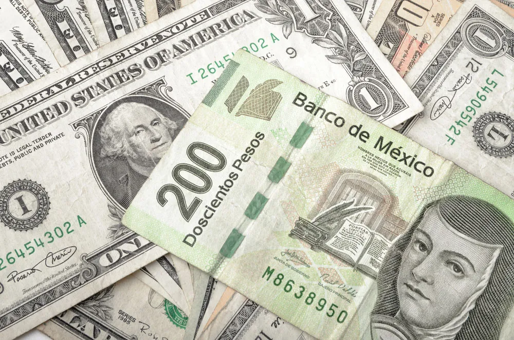 Peso se aleja del piso de las 17 unidades: Se cotiza en las 17.15 frente al dólar