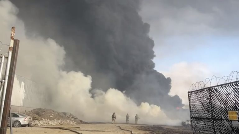  Fuerte incendio consume fábrica de colchones en Tijuana