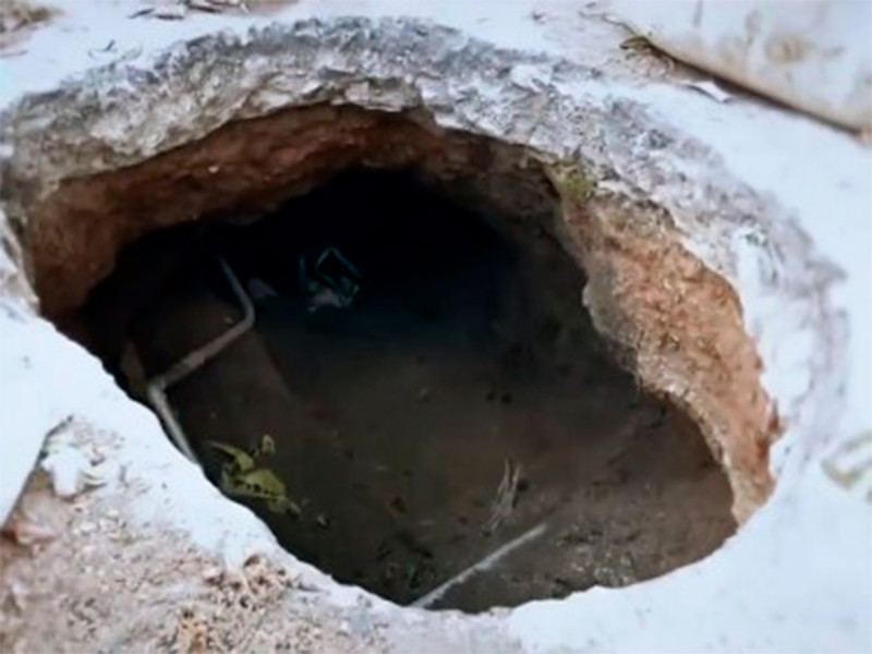 Hombre iba a reparar tubería de su casa y descubre túnel debajo de ella (VIDEO)