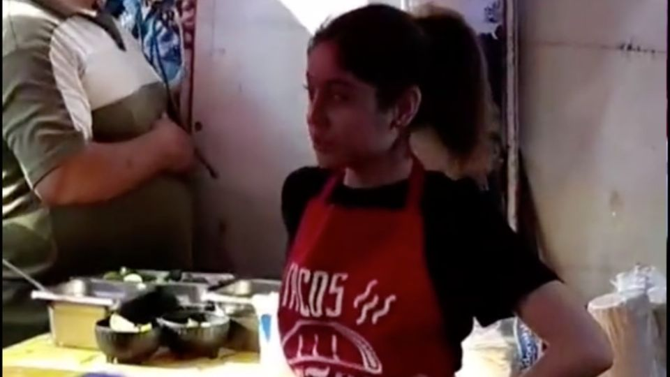 ¿Problemas económicos? Graban a Karol Sevilla, novia de Emilio Osorio vendiendo tacos en la calle