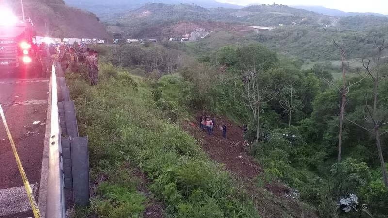 Autobús cae a un barranco en Tepic, Nayarit; hay 15 muertos