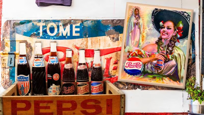 ¿Quién inventó Pepsi, refresco de pepsina que inició la ‘Guerra de las Colas’?