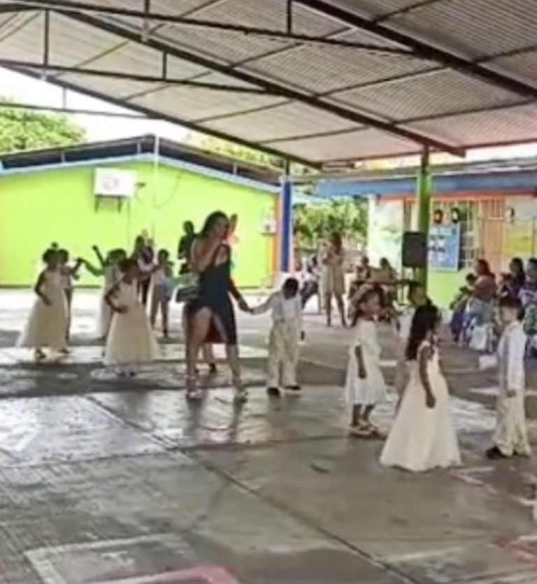 Niño se queda sin pareja en su clausura y su madre baila con él, cautivó a todos con su atuendo