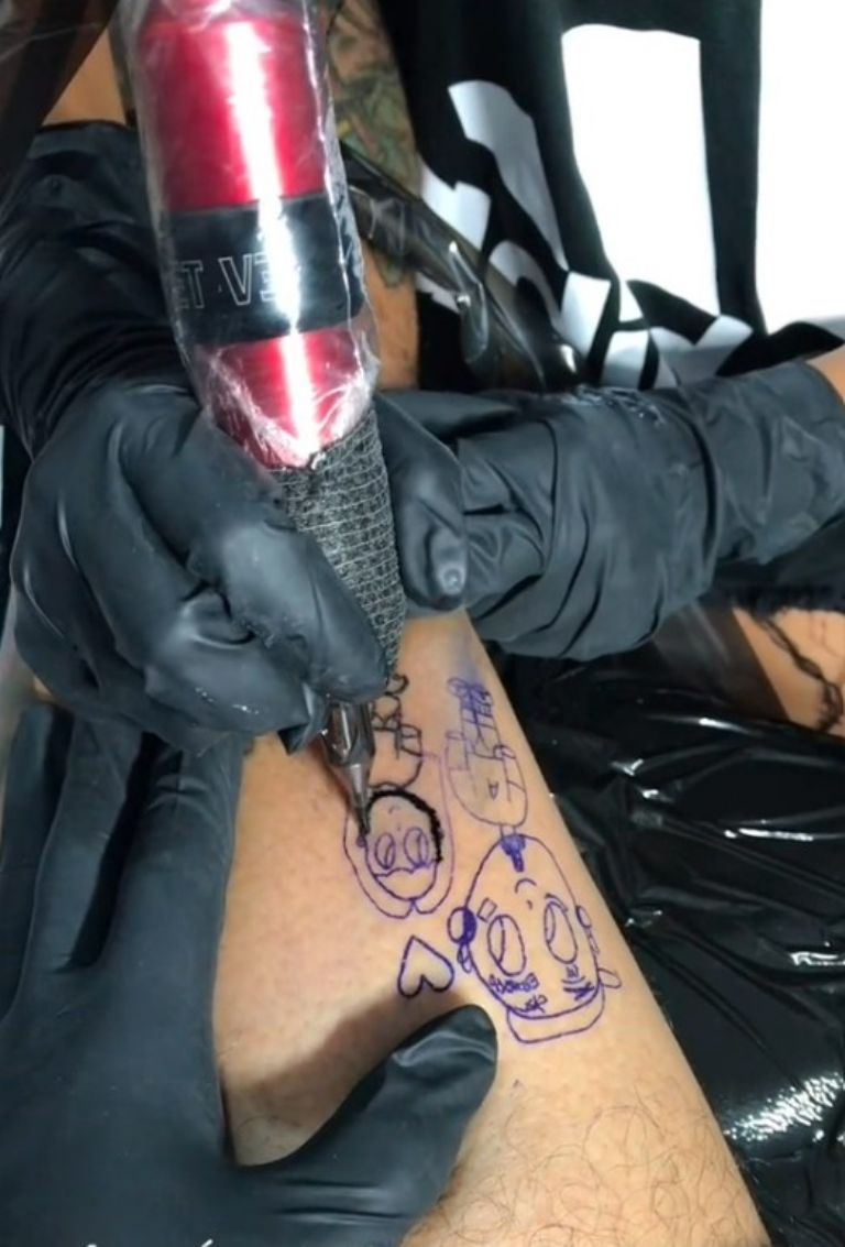 ¡Toda una artista! Niña de 8 años se convierte en tatuadora y su primer cliente fue su papá