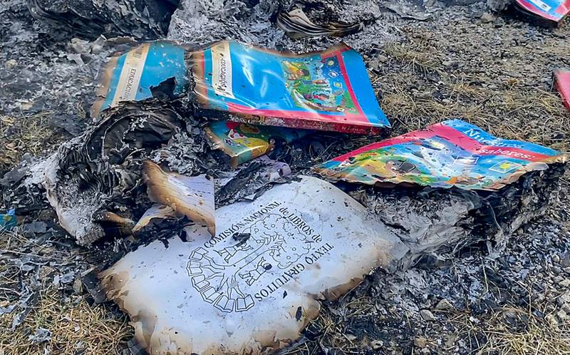 Queman libros de texto de la SEP en comunidad tsotsil de Chiapas por ‘ser para adultos’