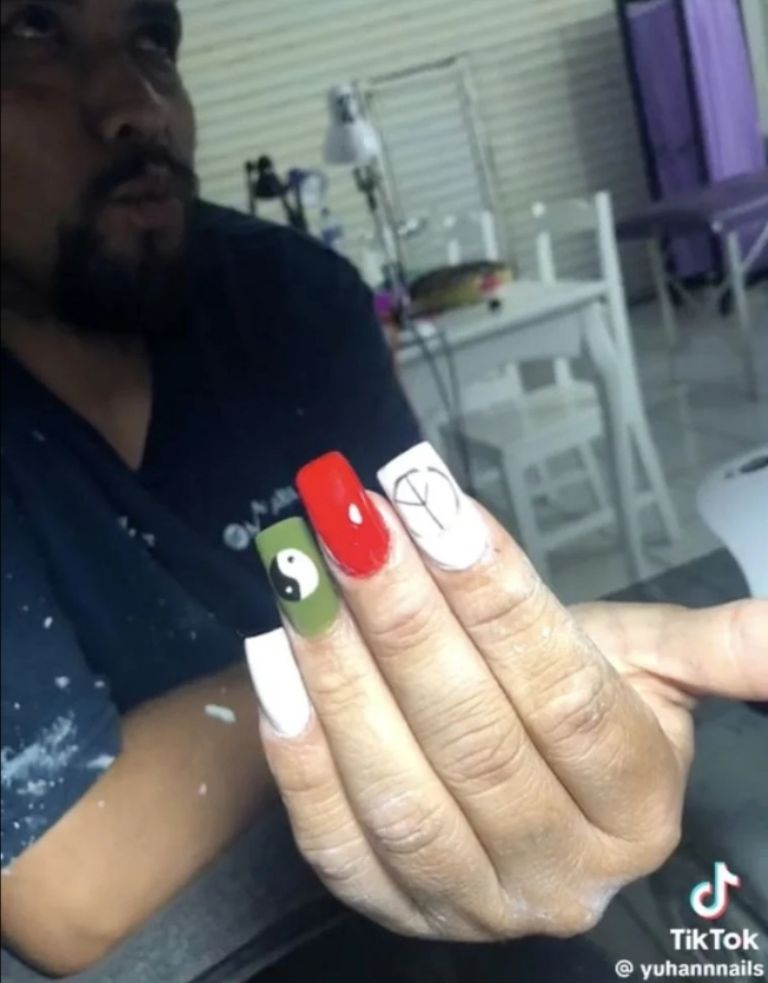 Hombre se dejó poner uñas por su hija tras haber sido plantada por amigas: «un papá de oro»