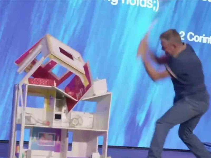 VIDEO. Pastor destruye casa de Barbie con una Biblia pegada en un bat