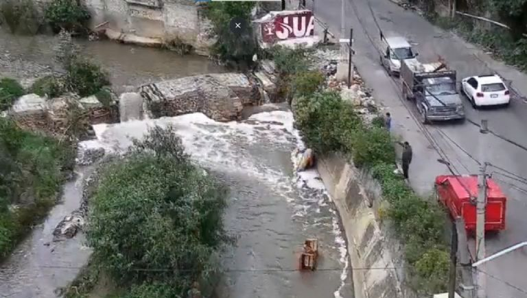¡Heroico! Bomberos de Naucalpan rescatan a perrito que cayó a un río