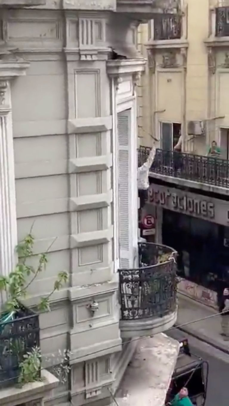 VIDEO: abuelita se cuelga de un cable para escapar del incendio de su edificio y cae al vacío