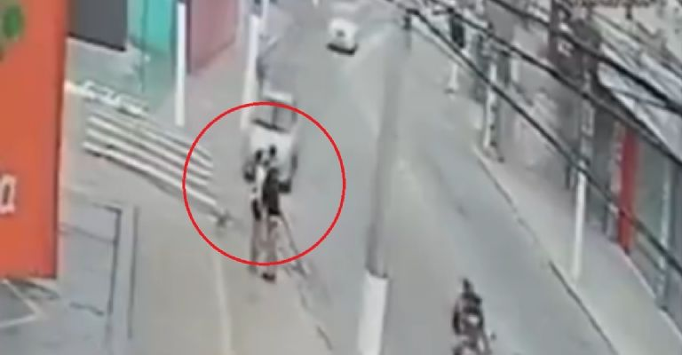 VIDEO | El último beso: conductor arrolló a una pareja mientras se despedía en la calle