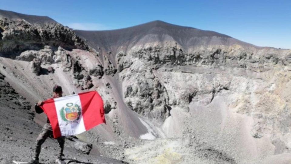Sin importar su vida, hombres entran a volcán y su hazaña se vuelve viral en TikTok