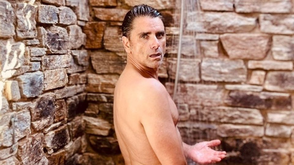John Stamos, el ‘tío Jesse’ de ‘Tres por tres’ se quita todo para demostrar que a sus 60 años sigue siendo sexy