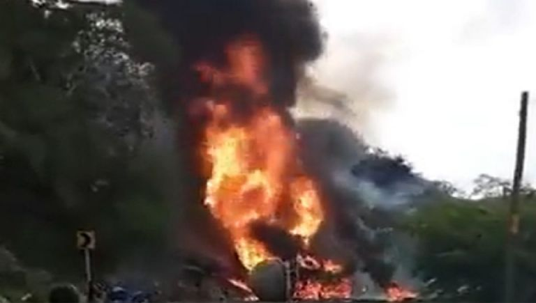 Pipa de combustible vuelca y se incendia en la carretera Izúcar de Matamoros-Tehuitzingo