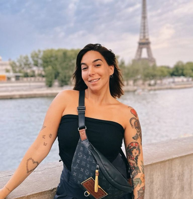 influencer se sometió a cuatro cirugías plásticas y terminó con una terrible secuela que la dejó sin habla