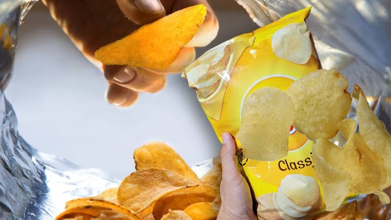 ¿Por qué hay tanto aire en las bolsas de papas fritas? (Spoiler: no es aire)