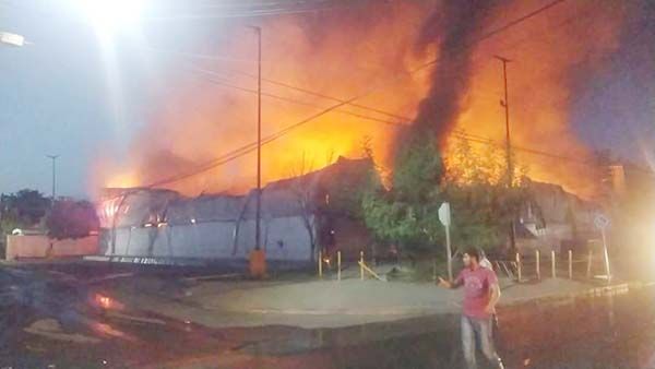 Devora incendio Bodega Aurrerá
