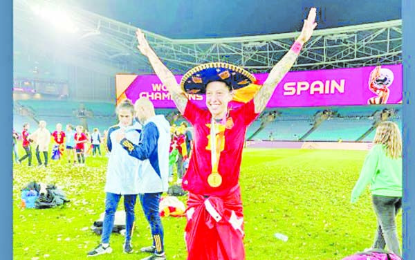 JENNIFER HERMOSO LUCE SOMBRERO CHARRO Y LANZA: «VIVA MÉXICO CABRO…»