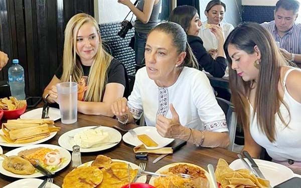 Le acercan a Sheinbaum acarreados de Coahuila