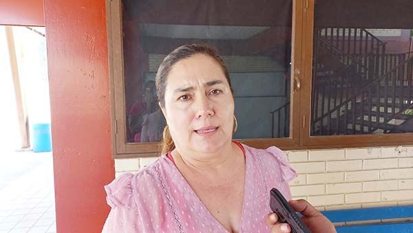 Exhorta directora no vender libros de texto