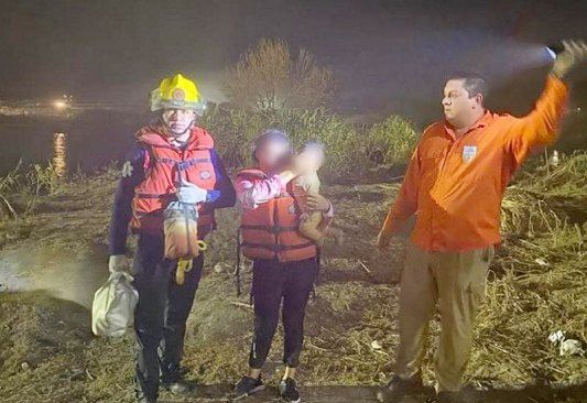 Rescatan del Bravo a mujer y su bebé