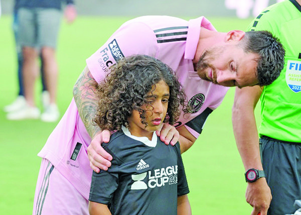 ¡UNA LOCURA! LIONEL MESSI LE DA UN BESO A UN FANÁTICO QUE SE LO PIDIÓ