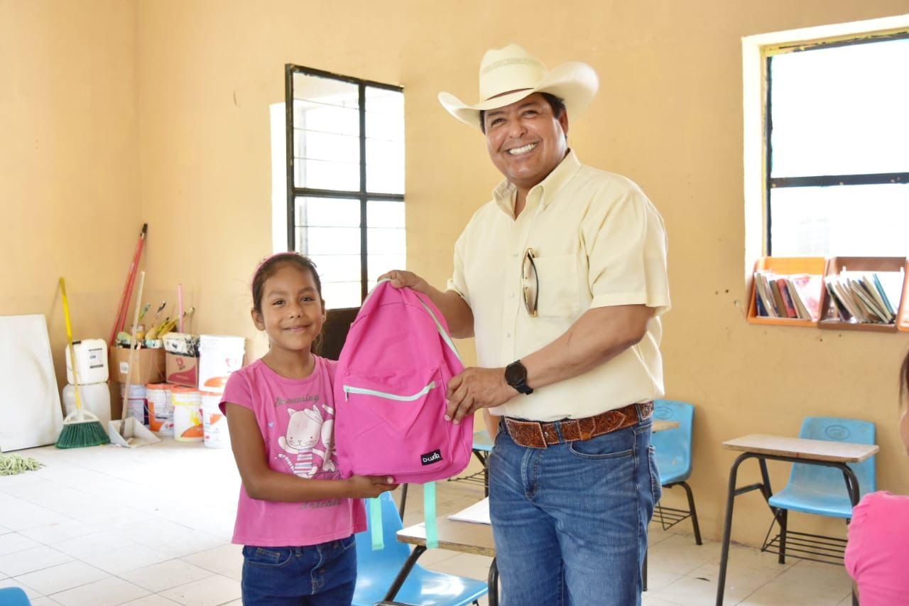 Realiza Alcalde mochilazo rural
