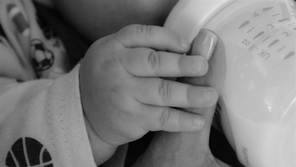 Madre da biberón con alcohol a su bebé para que deje de llorar