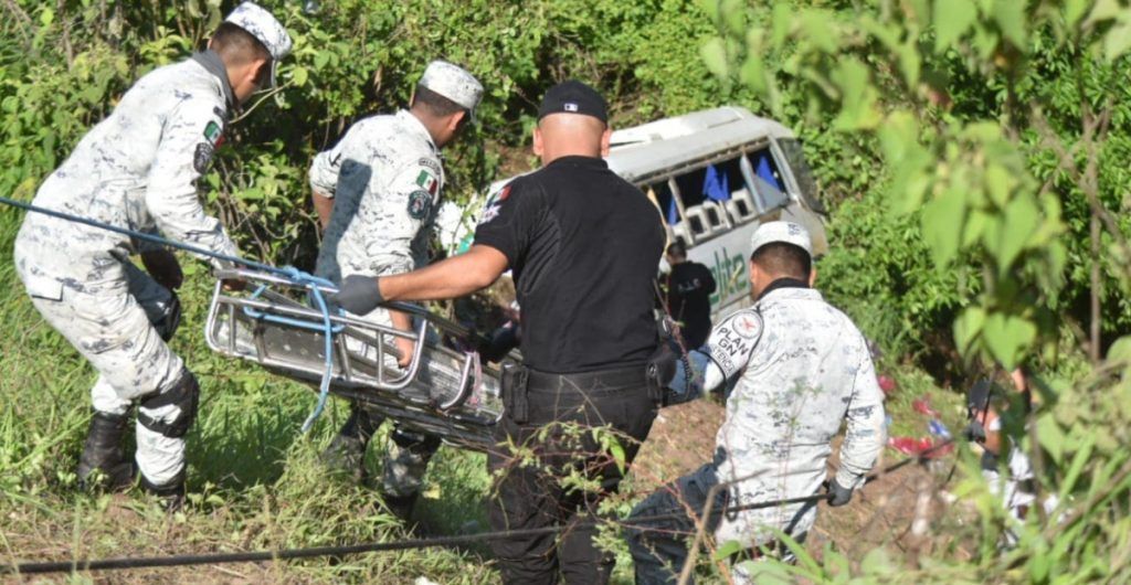 Suman 17 muertos por la caída de un autobús en un barranco en Nayarit