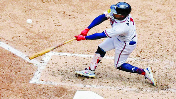 OZZIE ALBIES EMPUJA SEIS CARRERAS Y BRAVOS APLASTAN POR 21-3 A METS