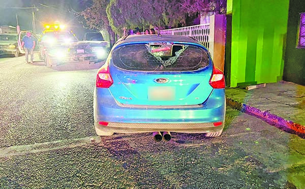 Tunden coche con pedradas