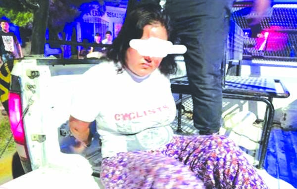 Poseída mujer asesina a un desconocido