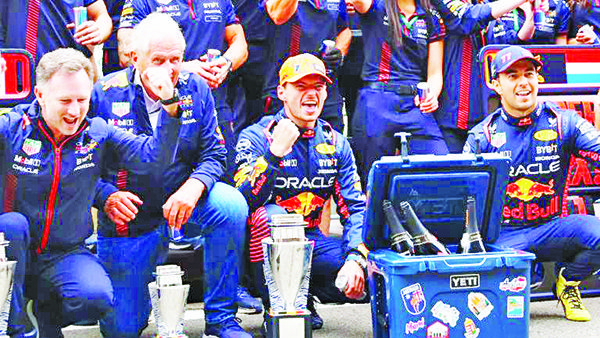 ¡VAN POR HISTORIA! ‘CHECO’ Y VERSTAPPEN VAN POR MARCA DE RED BULL