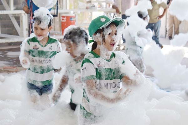 DISFRUTAN NIÑOS VIERNES DE ESPUMA
