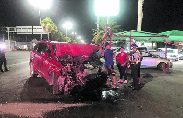 Se estrella unidad de transporte contra vehículo particular