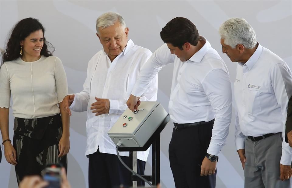 Festejan Samuel y AMLO echar a andar en tiempo récord