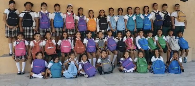 Donan útiles escolares a primaria de 4Ciénegas