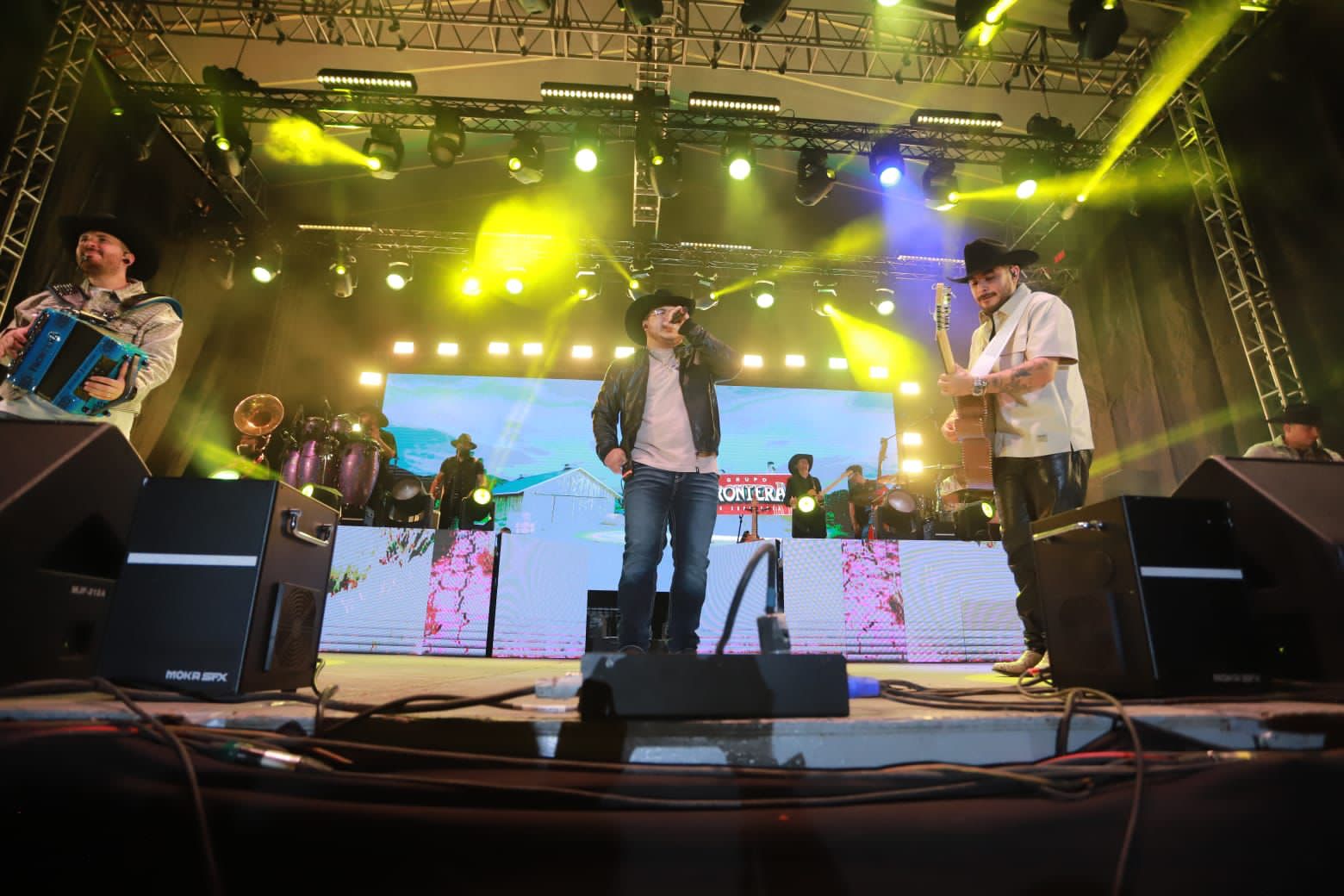 Disfrutan concierto de Grupo Frontera en clima de paz