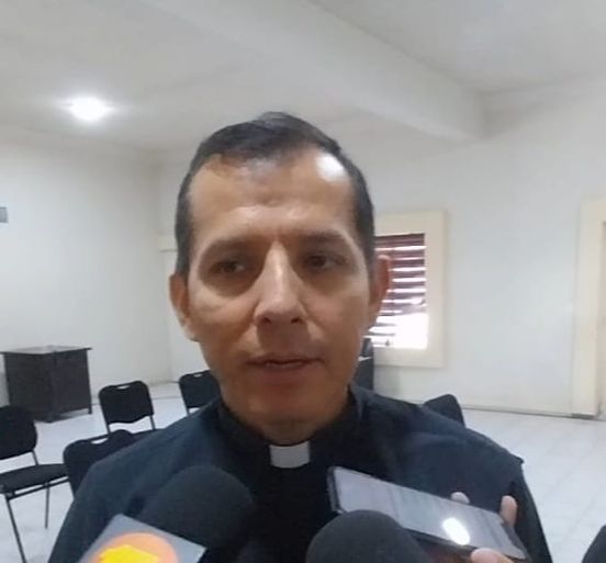 Abandonan a abuelos en asilos: Padre Juan