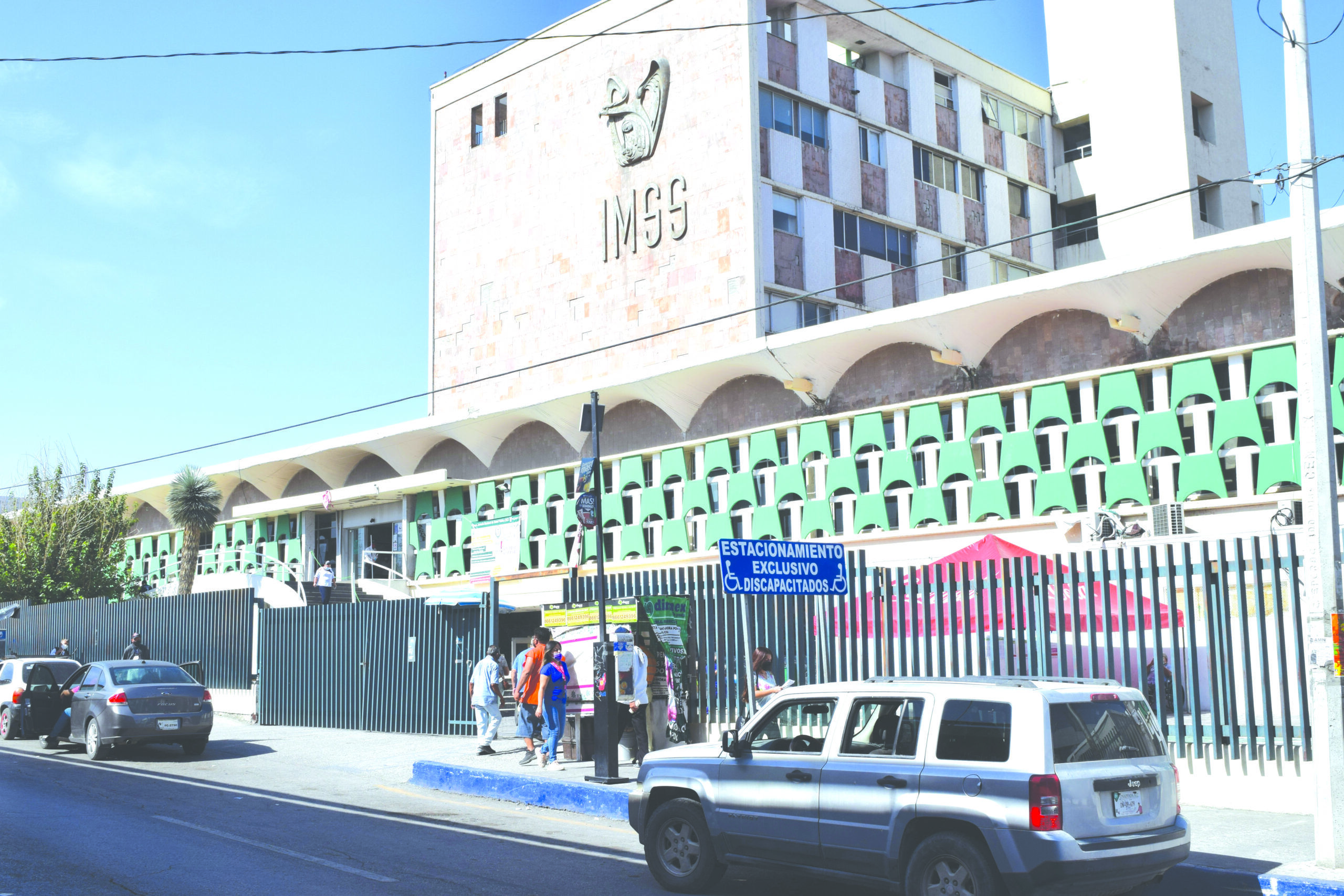 Demandan al IMSS por negarles atención  