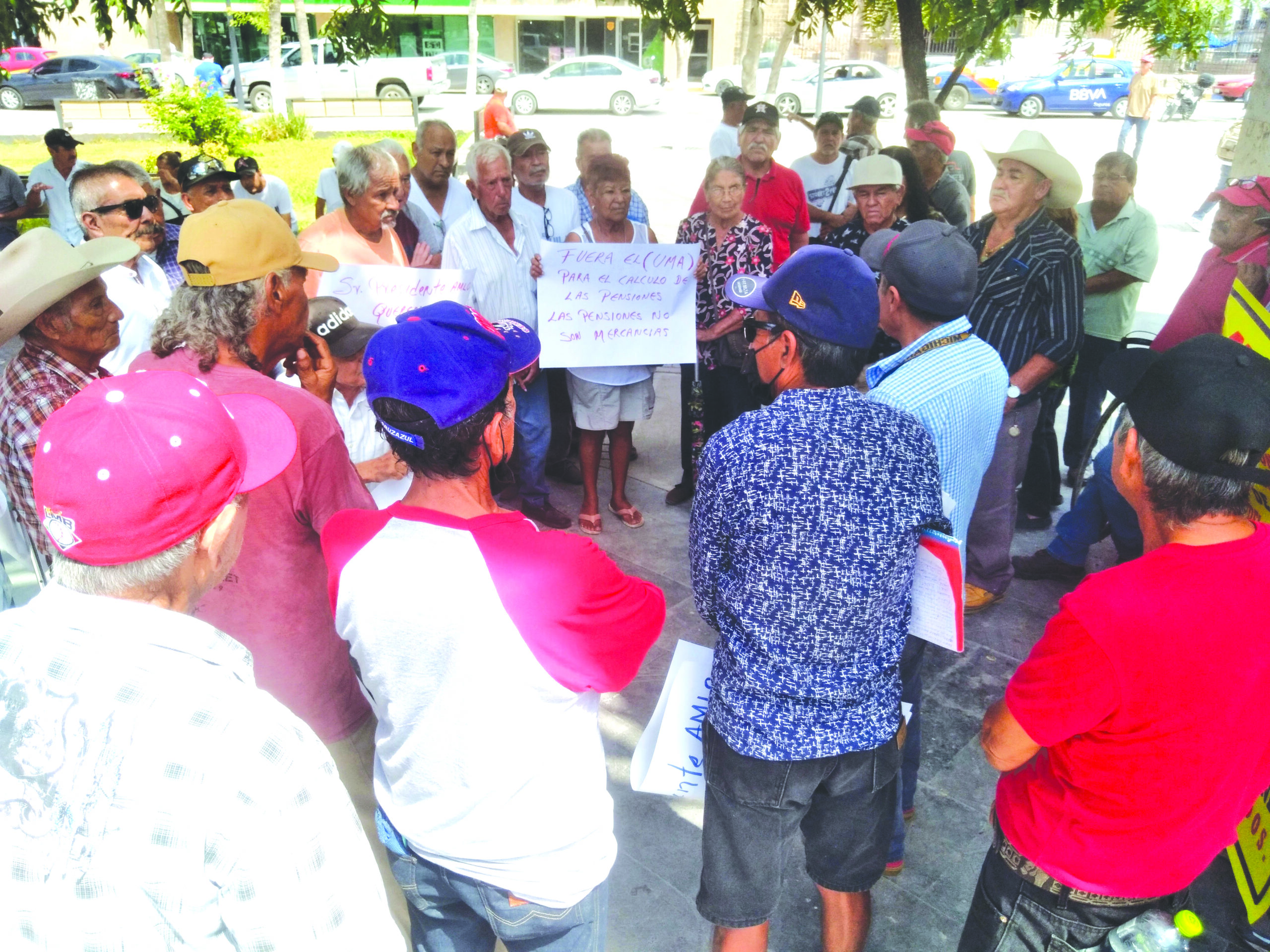 Se manifiestan jubilados; exigen pensiones dignas