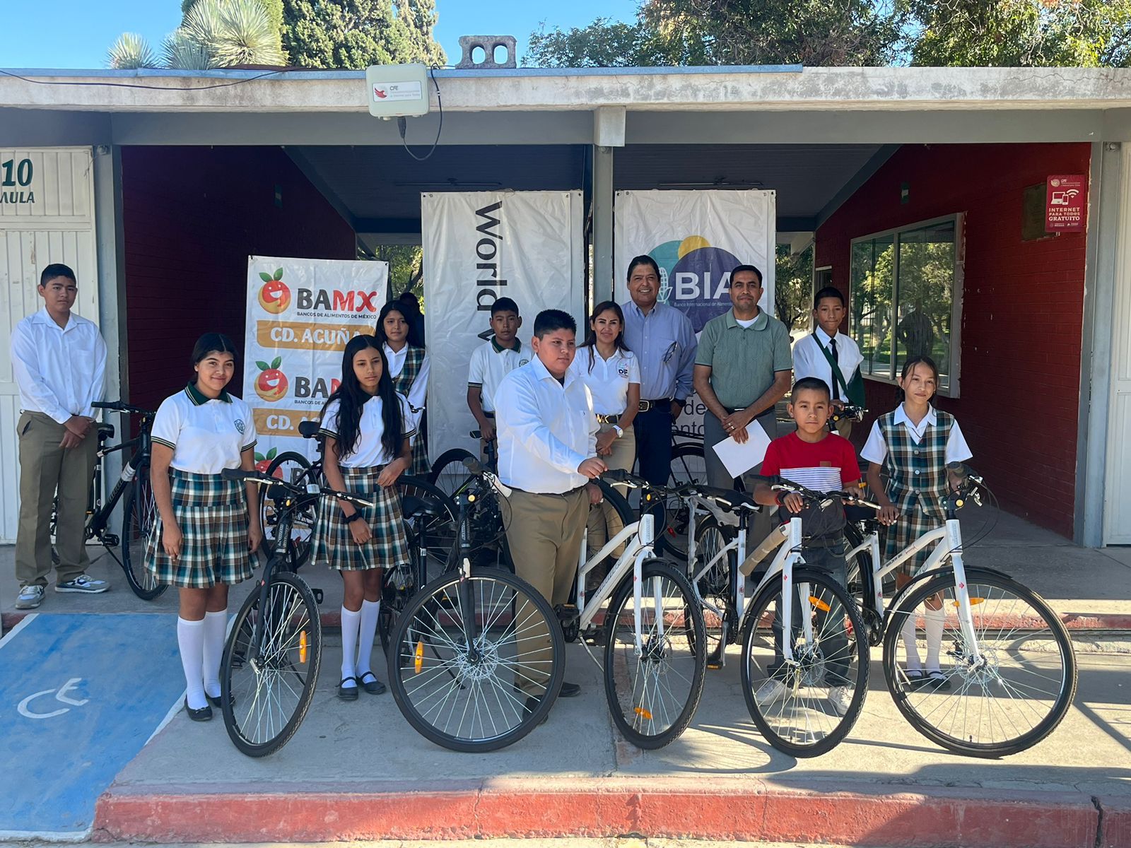 Entrega Beto kits escolares