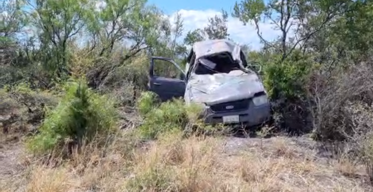 Vuelca y destroza su camioneta Ford