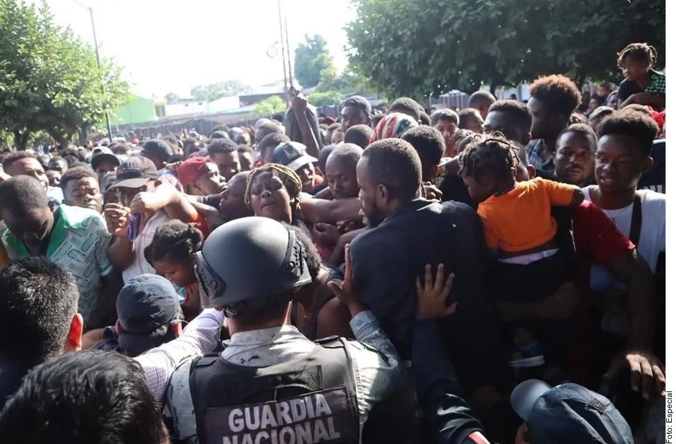 Provocan estampida migrantes en Comar