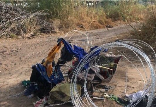 Cubren migrantes con ropa alambre de púas