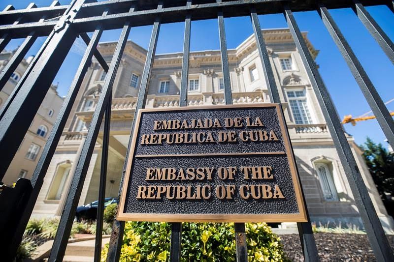 Lanzan bombas molotov contra embajada de Cuba en EU